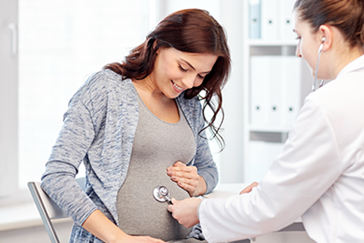 MVPDig0055_Flu Shots_Side Images_Pregnant People_202508 doctor checking belly of a pregnant patient