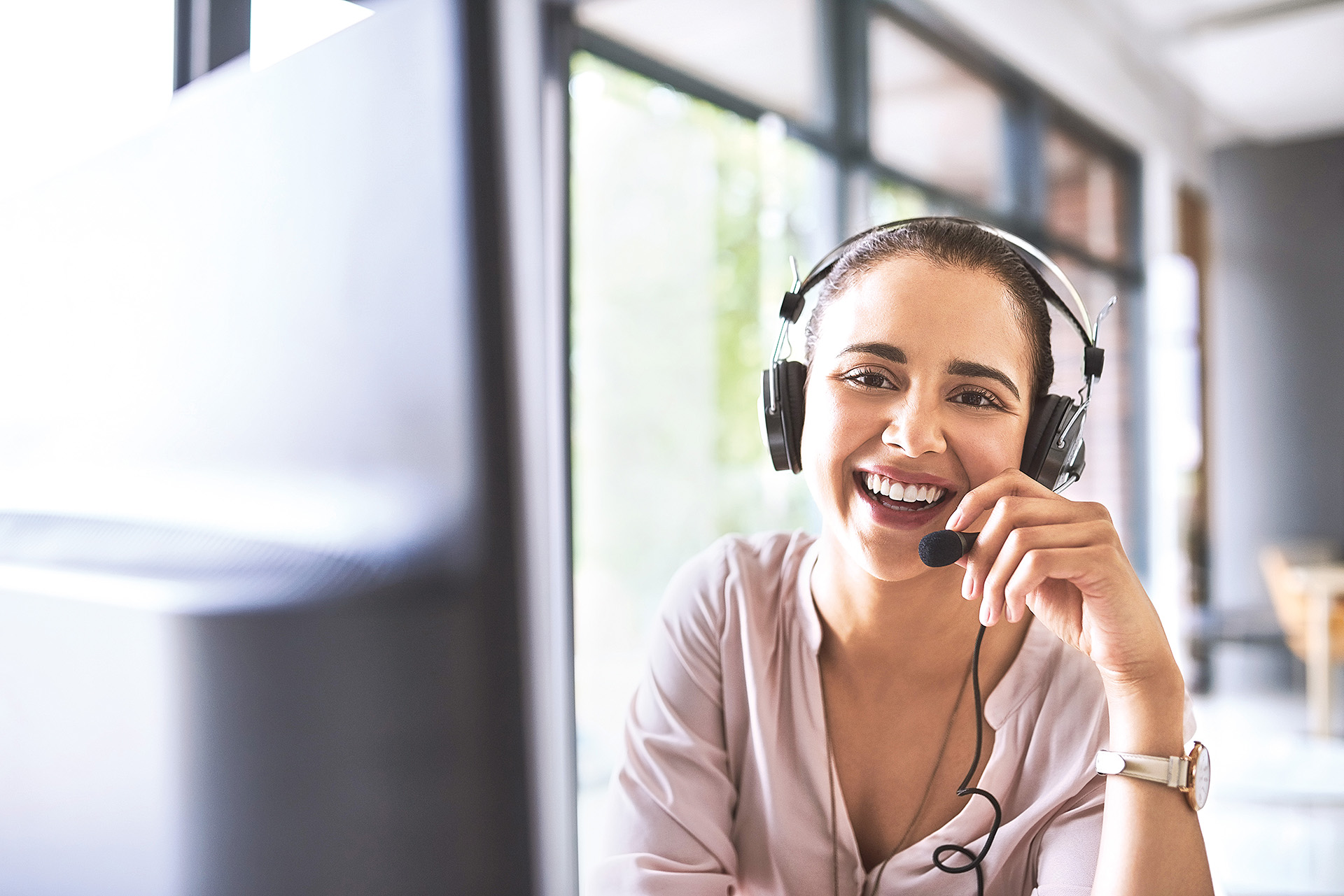 smiling call center rep